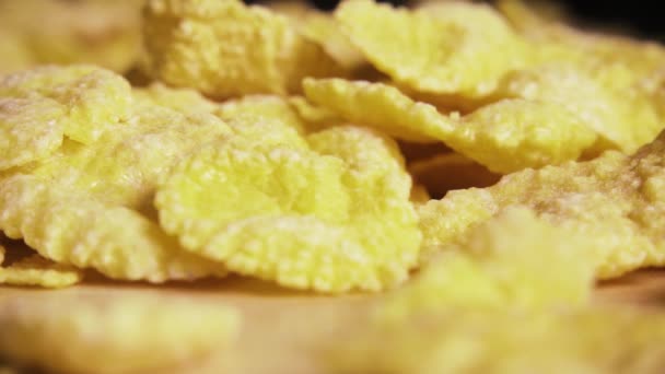 Langsame Cornflakes fallen aus nächster Nähe auf den Tisch — Stockvideo