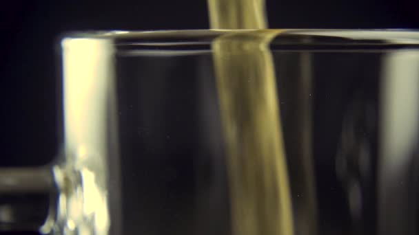 Slow motion pour light bier in een mug op een grijze achtergrond close-up — Stockvideo