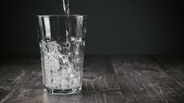 Cam içine temiz su akışı Jet