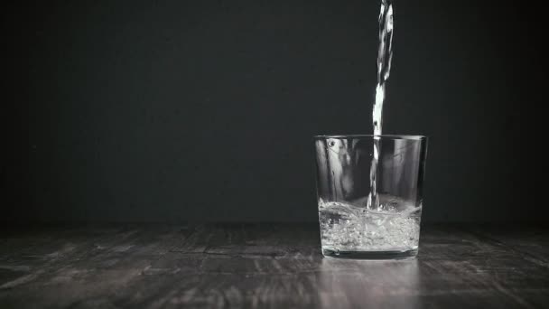 Vatten flödar in i glaset — Stockvideo