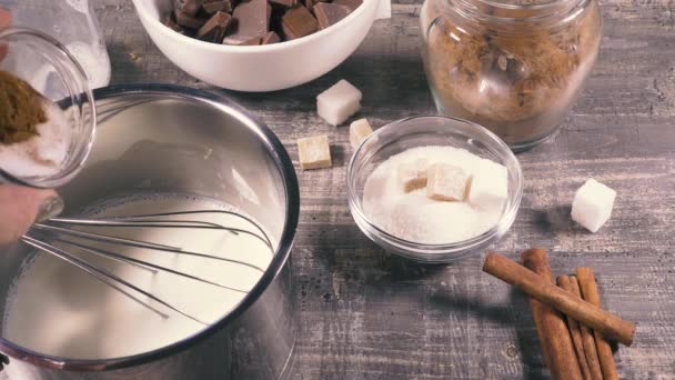 Preparación en cámara lenta de la bebida caliente de chocolate — Vídeo de stock