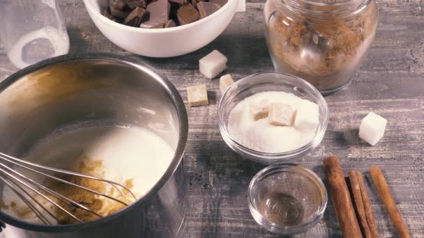 Preparazione al rallentatore della bevanda alla cioccolata calda — Video Stock