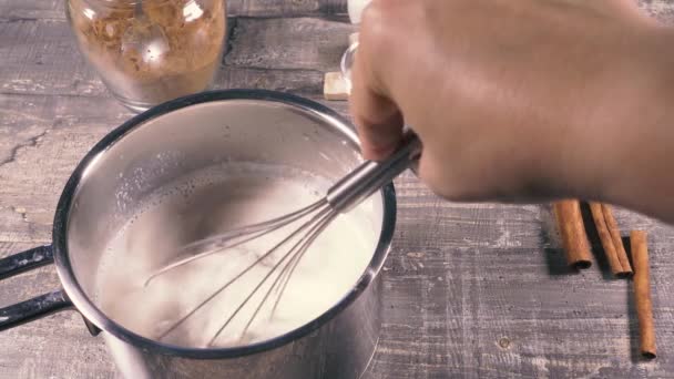 熱いミルクを鍋にチョコレートを攪拌するスローモーション泡立て器 — ストック動画