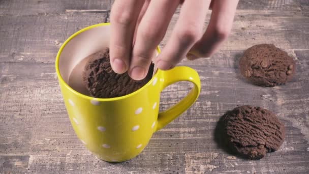 Cámara lenta el chico sumerge galletas en cacao — Vídeos de Stock