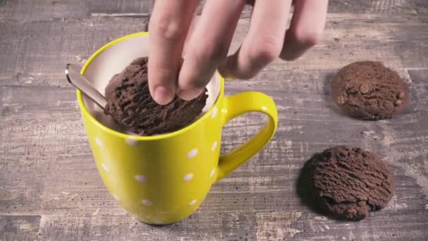 El chico sumerge galletas en cacao — Vídeos de Stock