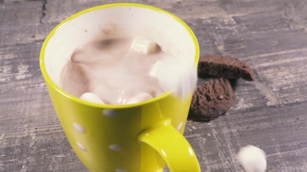 Heiße Schokolade in Zeitlupe im Becher und Marshmallow — Stockvideo