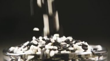 Ağır çekim susam tohumu kasenin içine düşmek yakın çekim