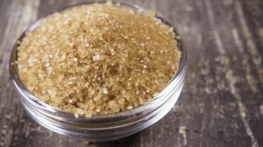 Ağır çekim şeker küpü falls bir kase şeker içine yakın çekim