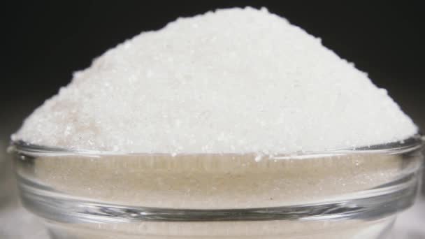 Cubo de açúcar em câmera lenta atinge a borda da tigela com açúcar close-up — Vídeo de Stock