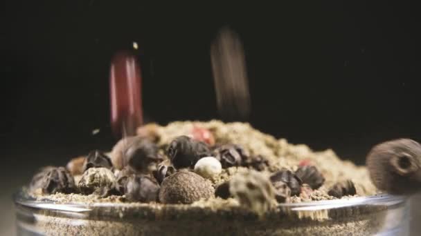 In Zeitlupe fällt eine Mischung aus Pfeffererbsen in die Nahaufnahme des schwarzen Pfeffers — Stockvideo