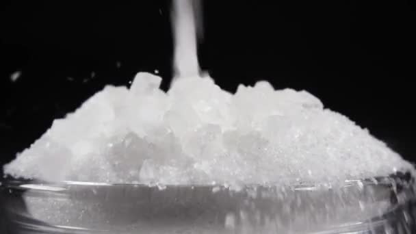 Slow motion zeezout giet in een kom met zout close-up — Stockvideo