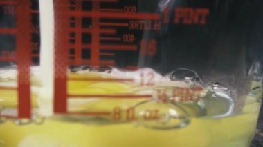 Ağır çekim pour süt yumurta ile ölçüm bir bardağa yakın çekim