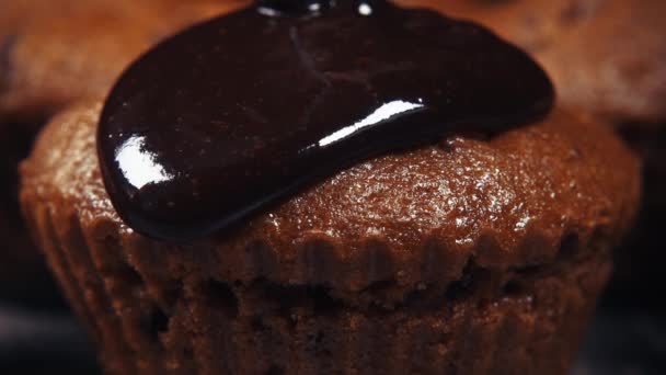 Slow motion glazuur te gieten op muffin close-up — Stockvideo