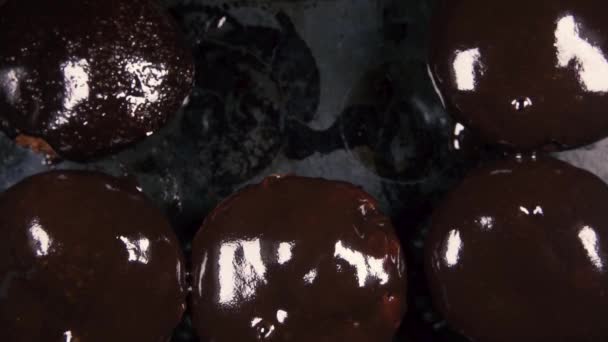 Muffins in het glazuur op de bovenste lade bekijken — Stockvideo