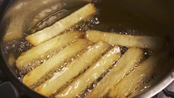 Медленное движение жарить картофель в масле — стоковое видео