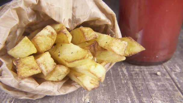 Slow motion stekt potatis beströs med en blandning av peppar — Stockvideo