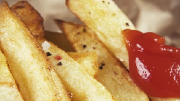 Câmera lenta derramando ketchup em batatas fritas de perto — Vídeo de Stock