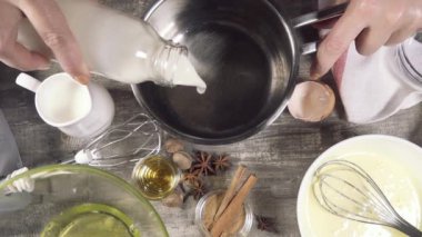 Ağır çekim şişe üstten görünüm dışında bir tencere içine süt dökün