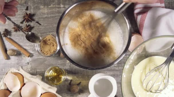 In milk pour cinnamon and pour whiskey top view — Stock Video