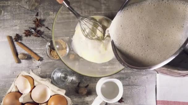 In de dooier met suiker, giet in het bovenaanzicht van de melk — Stockvideo