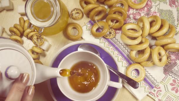 Повільний рух вид зверху традиційні російські чаювання — стокове відео