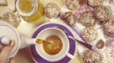 Ağır çekim geleneksel Rus çay partisi üstten görünüm