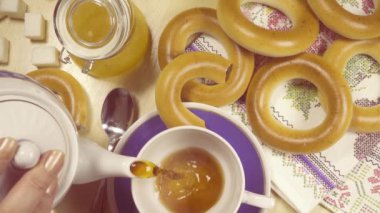 Ağır çekim geleneksel Rus çay partisi üstten görünüm