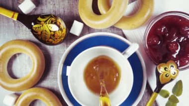 Ağır çekim geleneksel Rus çay partisi hamur işleri ile ana sayfa görünümü