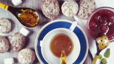 Ağır çekim geleneksel Rus çay partisi hamur işleri ile ana sayfa görünümü