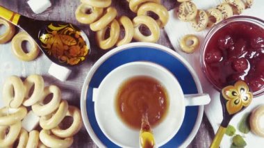 Ağır çekim geleneksel Rus çay partisi hamur işleri ile ana sayfa görünümü