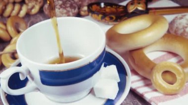 Ağır çekim geleneksel Rus çay partisi ile hamur işleri