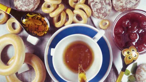 Traditionelle Russische Teeparty Zeitlupe Mit Sushki Bagels Baranka Und Marmelade — Stockvideo