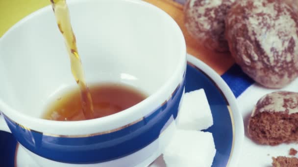 Медленное движение традиционного русского чаепития с выпечкой — стоковое видео