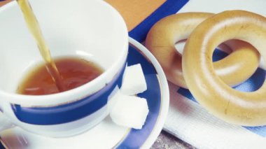 Ağır çekim geleneksel Rus çay partisi ile hamur işleri