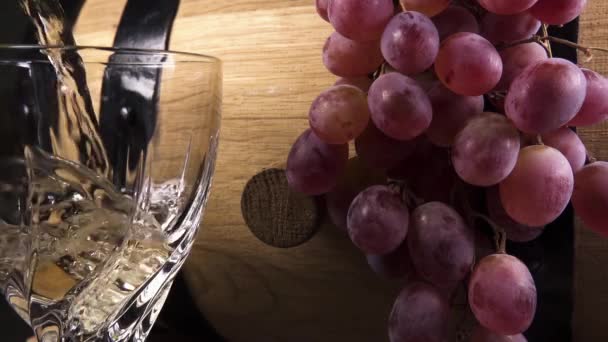 Slow motion giet wijn in een kristalglas close-up — Stockvideo
