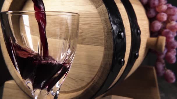 Rallentare versare il vino in un bicchiere di cristallo da vicino — Video Stock