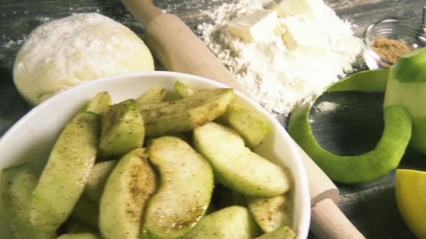 Ingredientes de cámara lenta para pastel de manzana vista superior — Vídeos de Stock