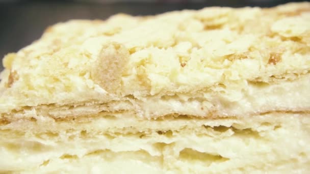 Pièce de pâte feuilletée au ralenti avec crème en gros plan — Video