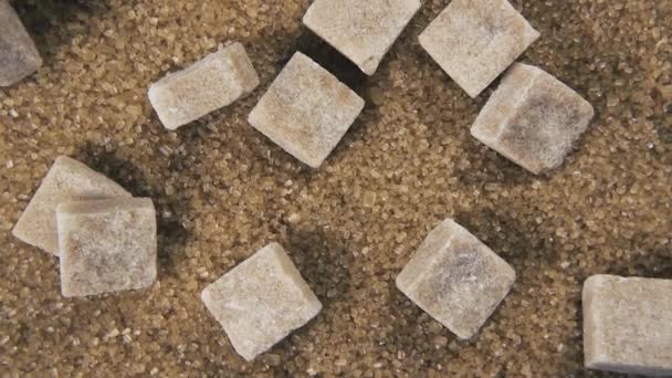 Вращение кубиков сахара и хрустального сахара вид сверху — стоковое видео