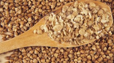 Tahıl ahşap arka plan üstünde tahta kaşıklar içinde görüntülemek