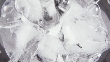 Ağır çekim bir içki cam üstten görünüm içine dökün