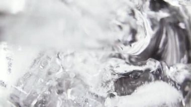 Ağır çekim bir içki cam üstten görünüm içine dökün