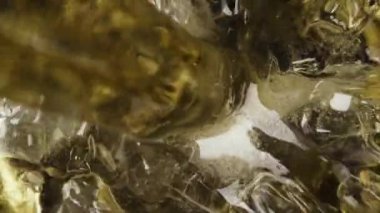 Ağır çekim bir içki cam üstten görünüm içine dökün