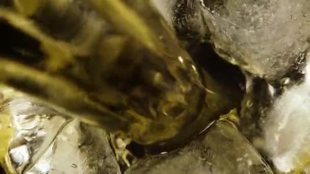 Cámara lenta vierta una bebida en una vista superior de cristal — Vídeos de Stock