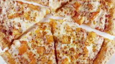 Bir daire üst görünümünde bir karton kutu içinde bitmiş pizza döner