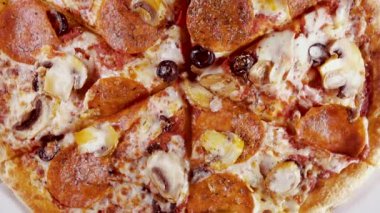 Bir daire üst görünümünde bir karton kutu içinde bitmiş pizza döner