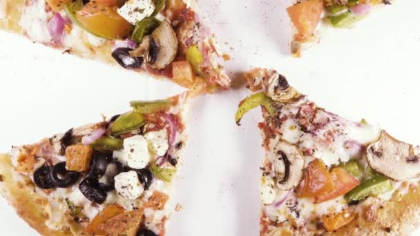 Τελικού πίτσα σε ένα κουτί από χαρτόνι που περιστρέφεται σε έναν κύκλο το top view — Αρχείο Βίντεο