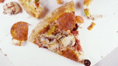 Bir daire üst görünümünde bir karton kutu içinde bitmiş pizza döner