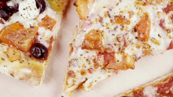Klaar pizza in een kartonnen doos draait in een cirkel-bovenaanzicht — Stockvideo