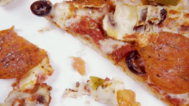 Pizza terminada en una caja de cartón gira en una vista superior círculo — Vídeos de Stock